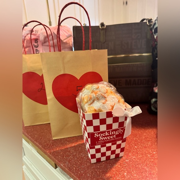 Popcorn socks & makeup bundle - Picture 1 of 2